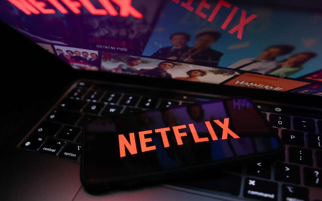 El Ascenso Imparable de las Acciones de Netflix: ¿Puede Mantener su Ventaja Competitiva a Largo Plazo?